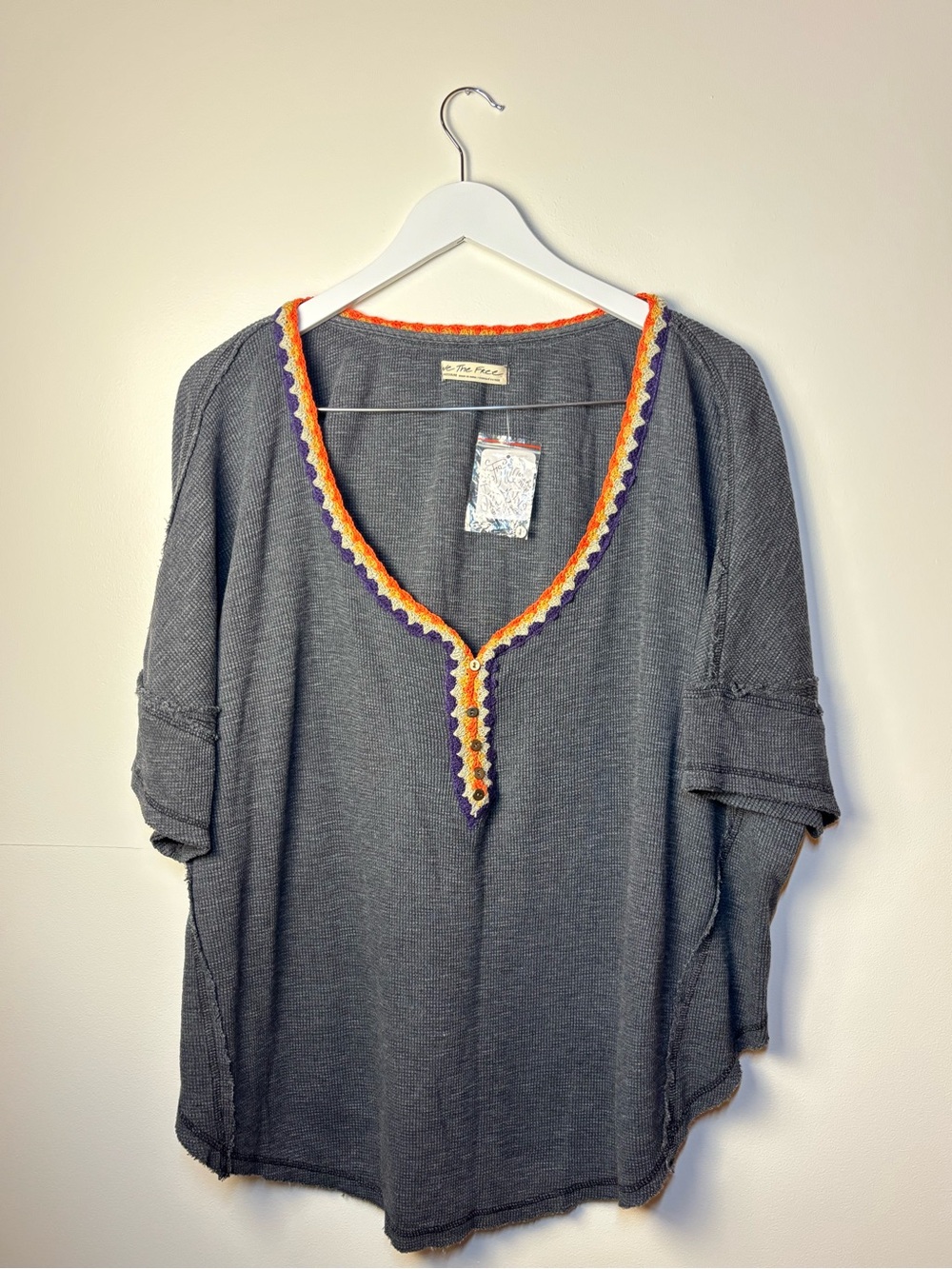 NWT We The Free Charcoal V-Neck Top with Orange & Purple Scallop Trim, size Med - Picture 2 of 9